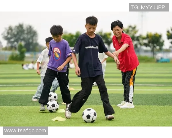 陈奕恒热爱足球明星的背后故事与他对足球的执着追求